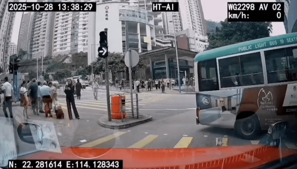 一名電單車司機駛至時目擊險情,馬上停車並協助扶起小巴司機,陪同他步行至「7.11」便利店,了解事故情況。 一名電單車司機駛至時目擊險情,馬上停車並協助扶起小巴司機,陪同他步行至「7.11」便利店,了解事故情況。