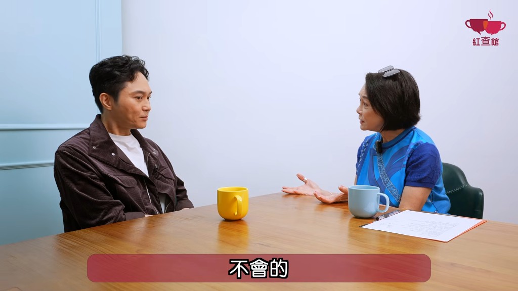 張智霖說：「其實由佢出世嘅第一天，我哋嘅期望就係希望佢做一個健康快樂嘅好人。」。（《紅查館》影片截圖）