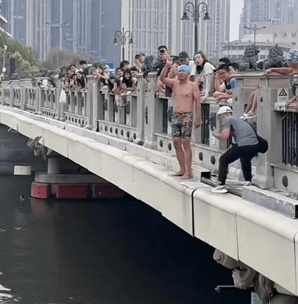 集体跳河，令狮子林桥成为了网红打卡点。