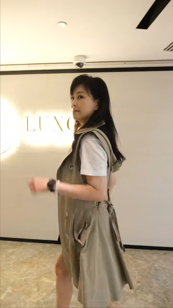 刘小慧在影片中晒长腿。