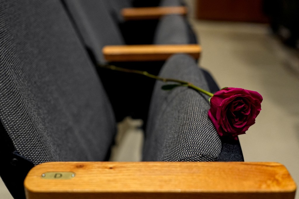 事發後，有人獻花悼念逝者。路透社