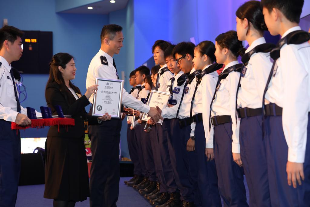 典礼上有超过100名穿着全新少年警讯制服的会员出席并接受嘉许。(警方图片)