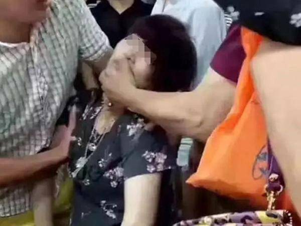 江西女當場嚇暈。網上圖片