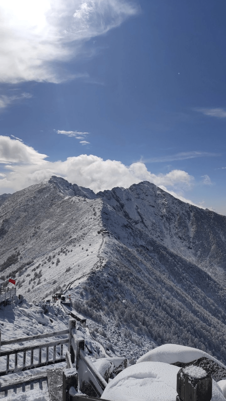 太白山位於陝西寶雞,秦嶺北麓,眉縣、太白縣、周至縣三縣境內。是我國著名的秦嶺山脈的主峰,也是我國大陸東部的第一高峰,海拔3767.2米。