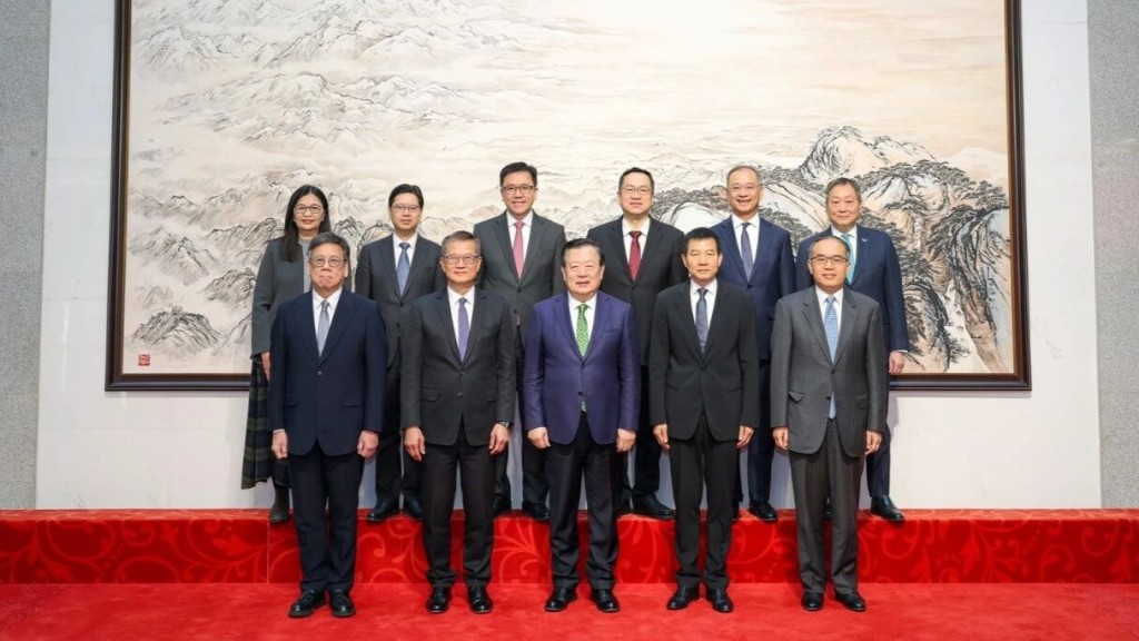 中央港澳工作办公室主任、国务院港澳事务办公室主任夏宝龙在北京会见财政司司长陈茂波一行。