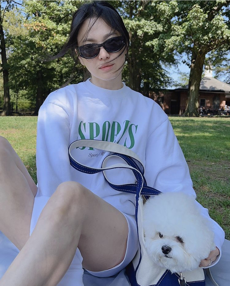 韓星宋慧喬跟愛犬在公園放輕鬆，她穿着紐約生活時尚品牌的Sporty & Rich衞衣，配搭短褲及太陽眼鏡，休閒的造型又不失星味。（圖片源自宋慧喬Instagram）
