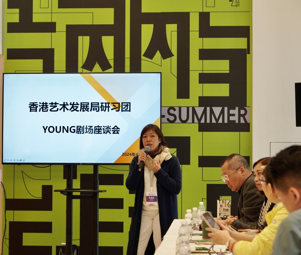 藝發局藝術行政組主席兼研習團團長李易璇，於YOUNG劇場交流分享。