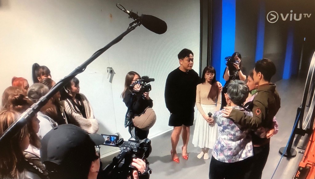 他更穿上高踭鞋行往台前安慰被淘汰的Hannah。