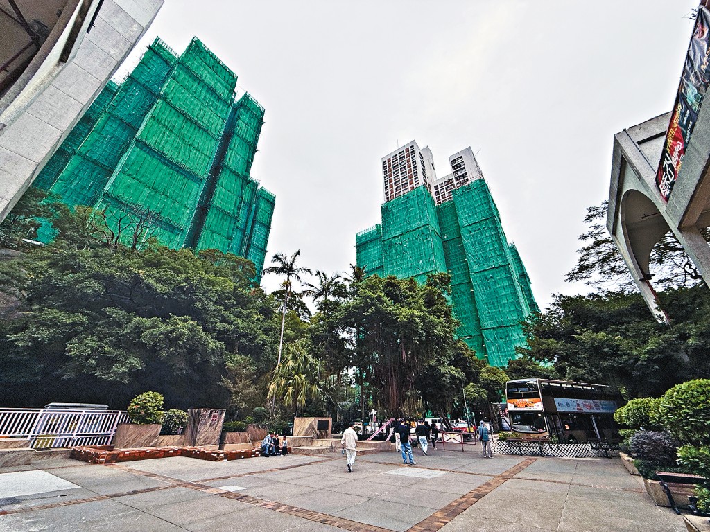 正進行大維修的火炭穗禾苑，昨日開始移除全部9座大廈的棚網。