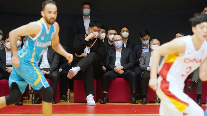 鄭雁雄到荃灣體育館觀看國家男籃比賽。中聯辦圖片