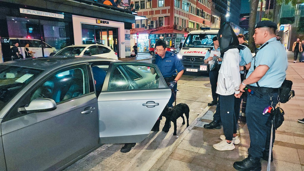 被捕「毒餐車」20歲男司機黑布蒙頭、雙手被手銬反鎖，警犬奉召到場搜車。