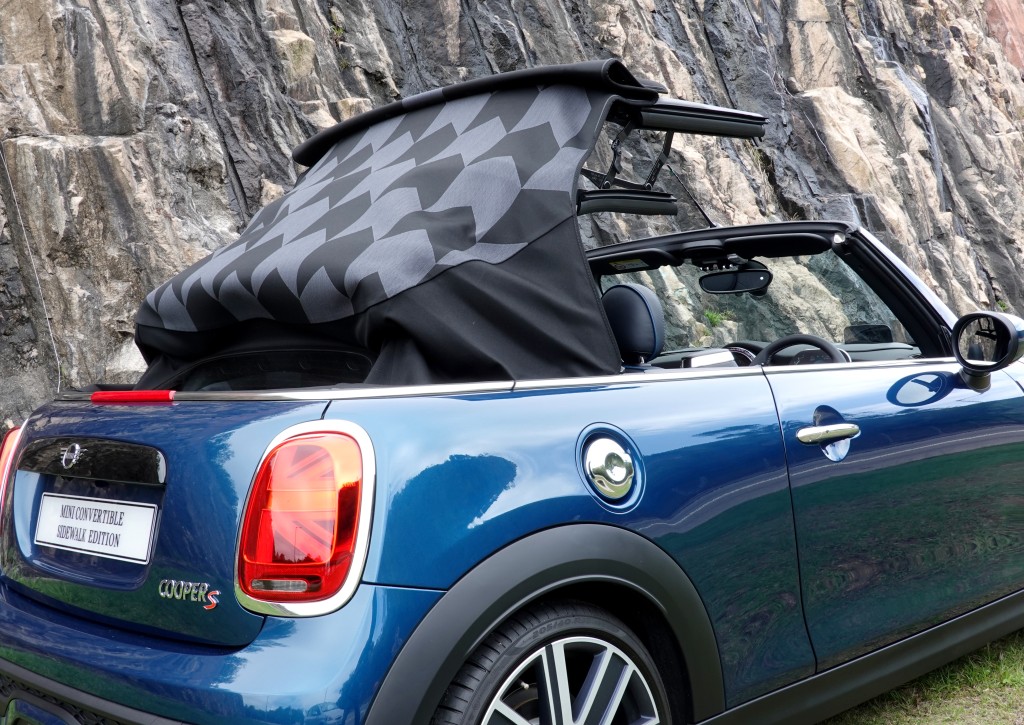 電動軟篷頂印有格子圖案。