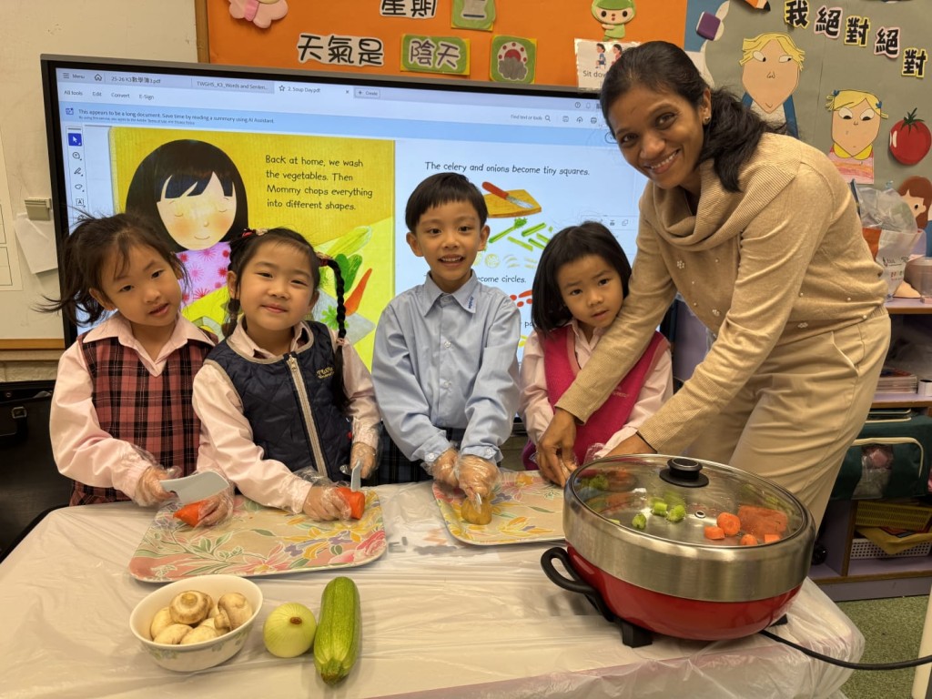 幼兒閱讀英語繪本後，嘗試烹飪蔬菜湯，培養健康的飲食習慣。回到家後，亦能主動幫忙做家務，成為有責任感的小朋友。東華三院提供