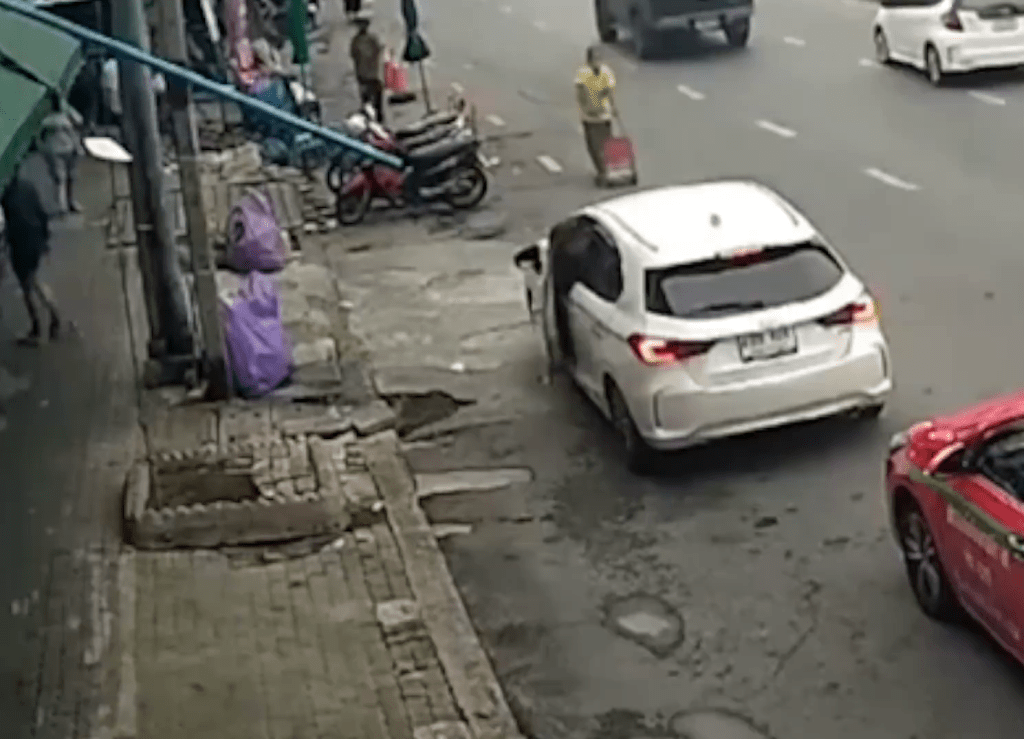 白車停泊路邊後，女子落車。