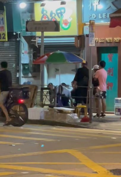 有警員騎在男子身上。fb 車cam L（香港群組）大邦