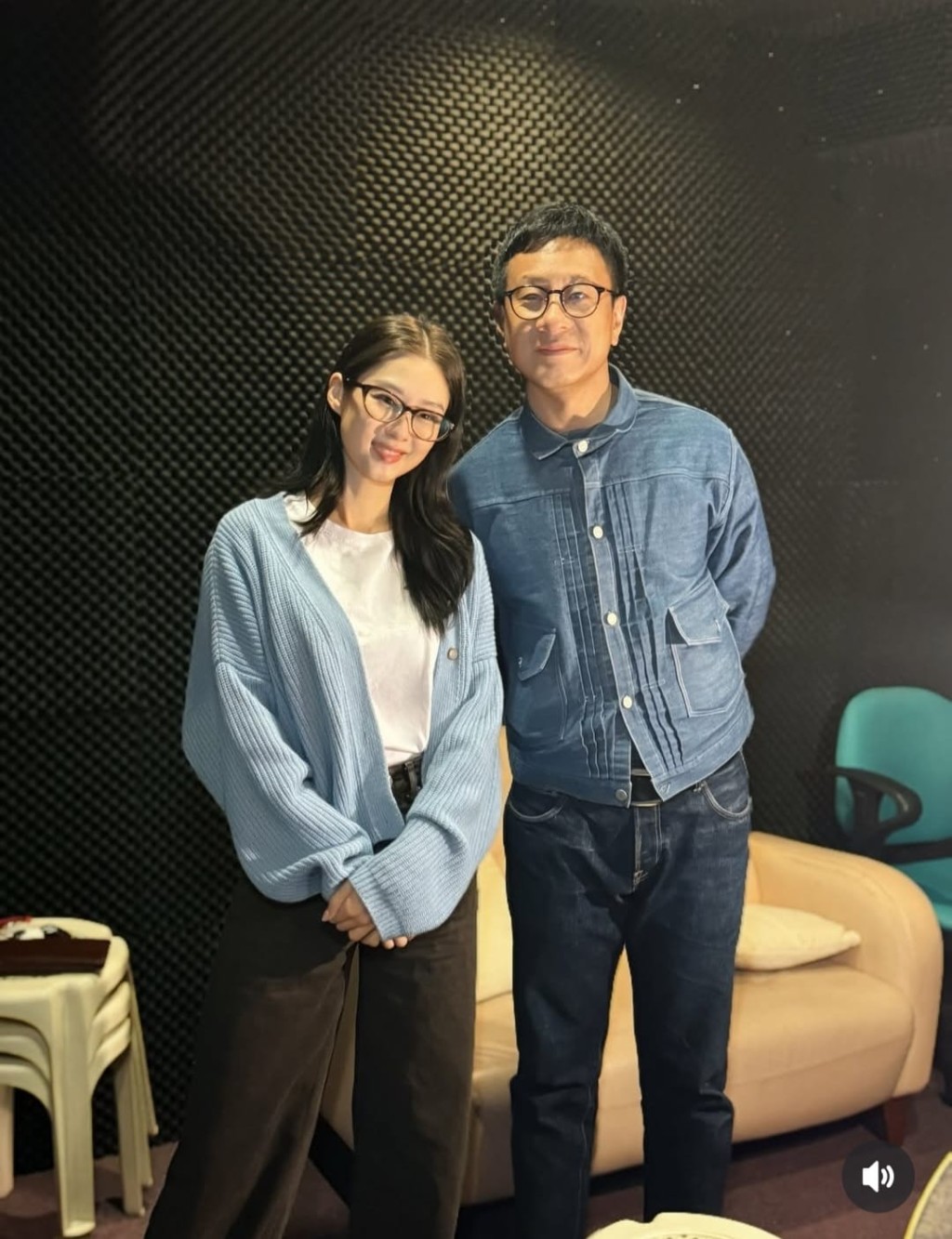 岑麗香拉住一同參與配音的朱栢康合照。