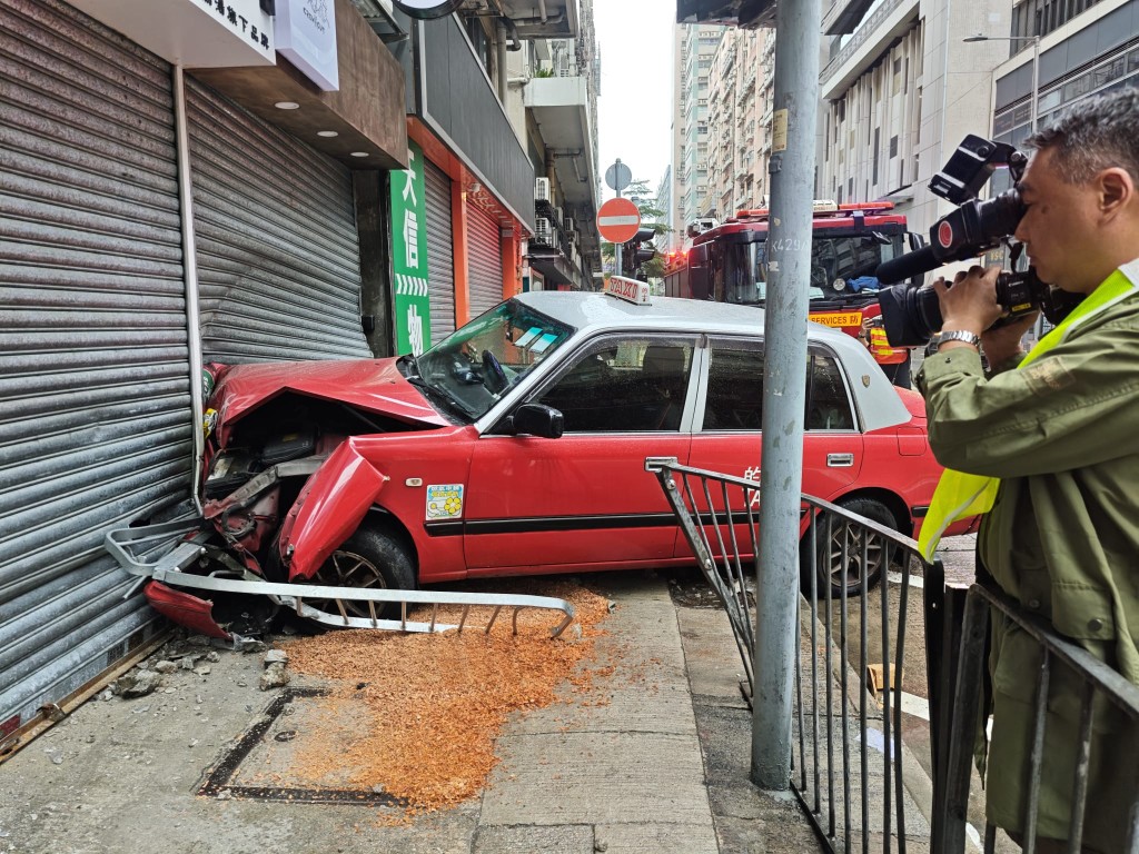 的士車頭損毀。黎志偉攝