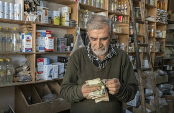 过去一年，里亚尔兑美元贬值超过三分一，目前已跌至1美元兑140万里亚尔的骇人水平。法新社