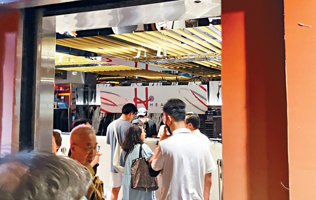 原舒適堡灣仔分店接待處招牌已改名為HEALTHY，有顧客到場了解。 