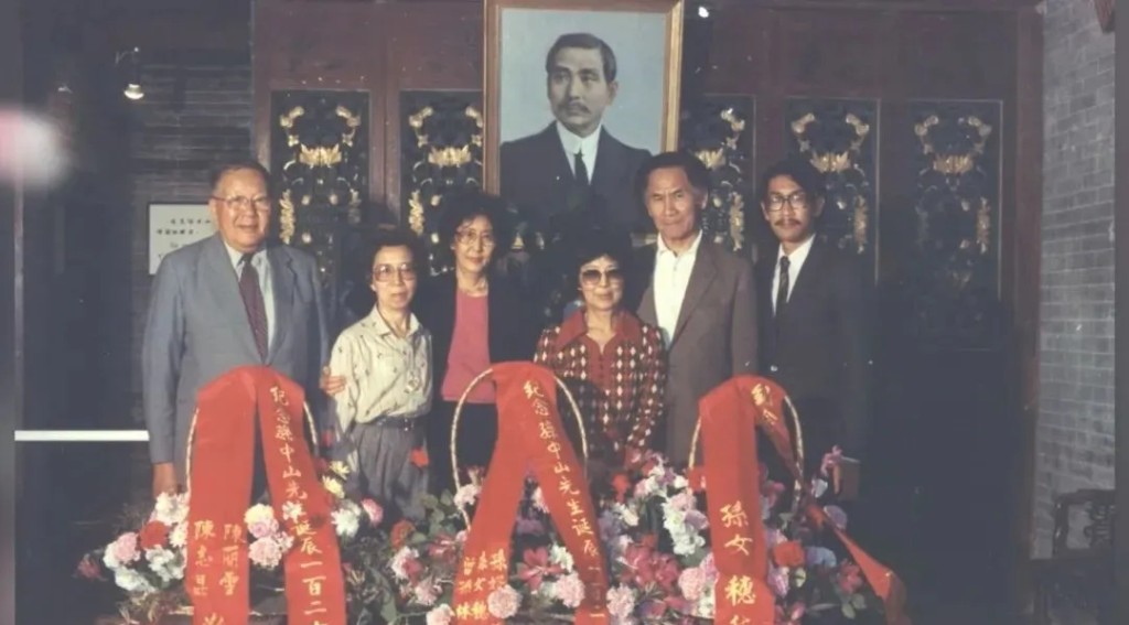 1986年11月,孫穗瑛(右三)、孫穗華等回鄉參加紀念孫中山誕辰120周年活動。 1986年11月,孫穗瑛(右三)、孫穗華等回鄉參加紀念孫中山誕辰120周年活動。
