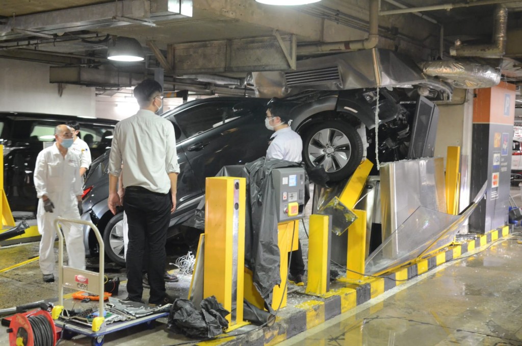 又一城停車場私家車衝上閘機直插更亭。