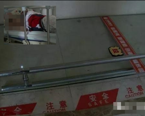 女童被玻璃門壓倒,更一度嘔血。 網上圖片