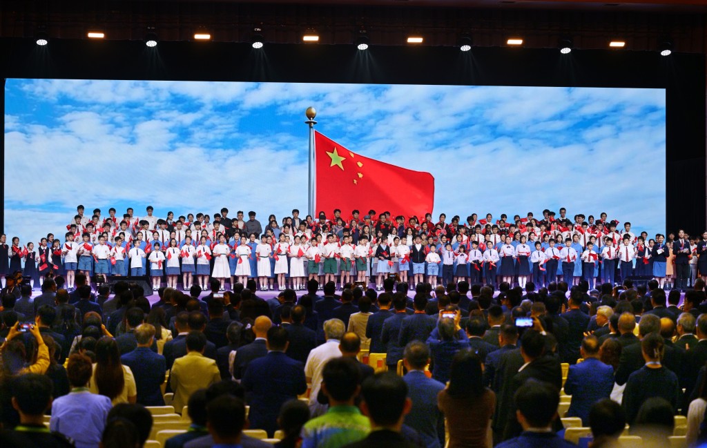 參與的學生演員自去年底起,先後前往東江縱隊事蹟地點、沙頭角抗戰紀念館等地參觀。 參與的學生演員自去年底起,先後前往東江縱隊事蹟地點、沙頭角抗戰紀念館等地參觀。