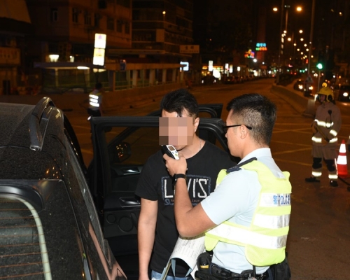 疑違例右轉撞的士,寶馬司機涉醉駕被捕。