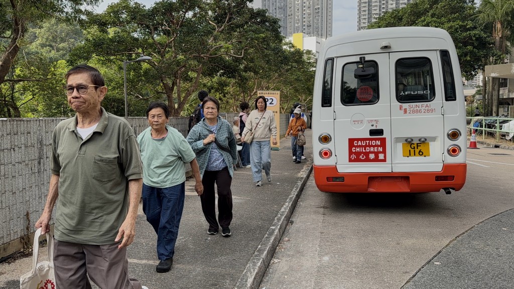 受宏福苑大火影響,選舉事務處安排免費交通,接載選民到新票站投票。 受宏福苑大火影響,選舉事務處安排免費交通,接載選民到新票站投票。