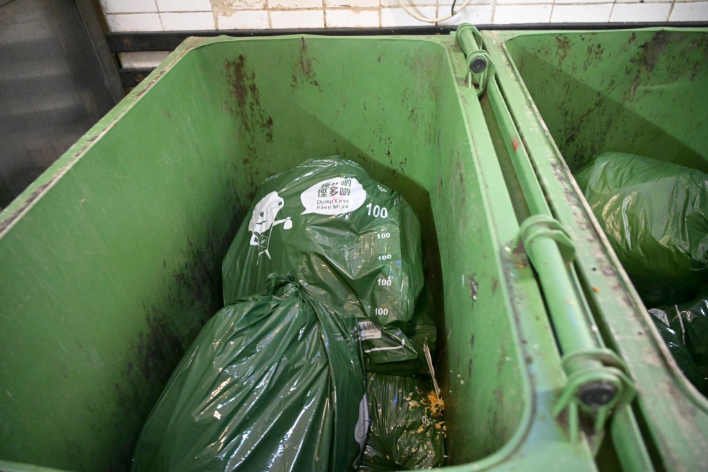 政府今日公布暂缓实施垃圾收费。