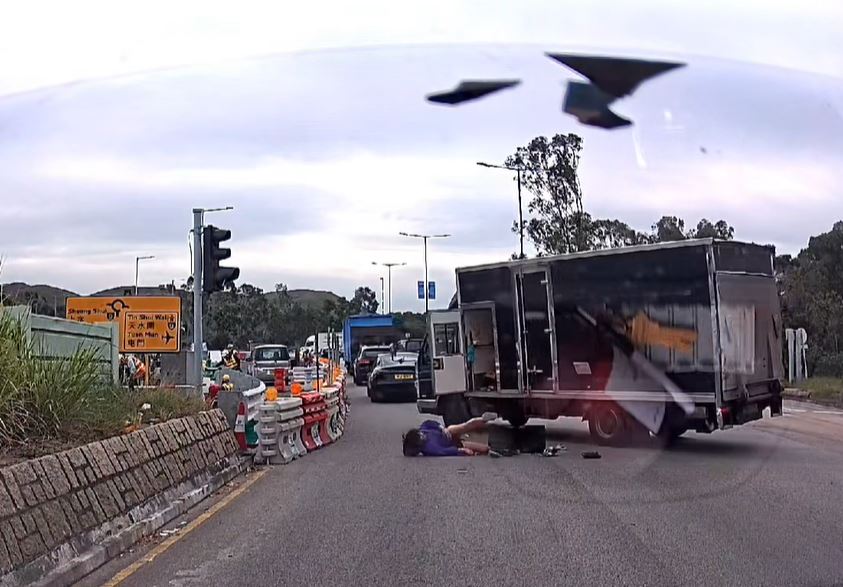 男乘客頓變「滾地葫蘆」， 一個工具箱亦墮地。fb車cam L（香港群組）影片截圖