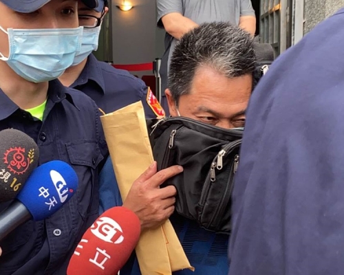 李義祥下午離開法院時遮住半張臉快閃走上私家車離開。中時