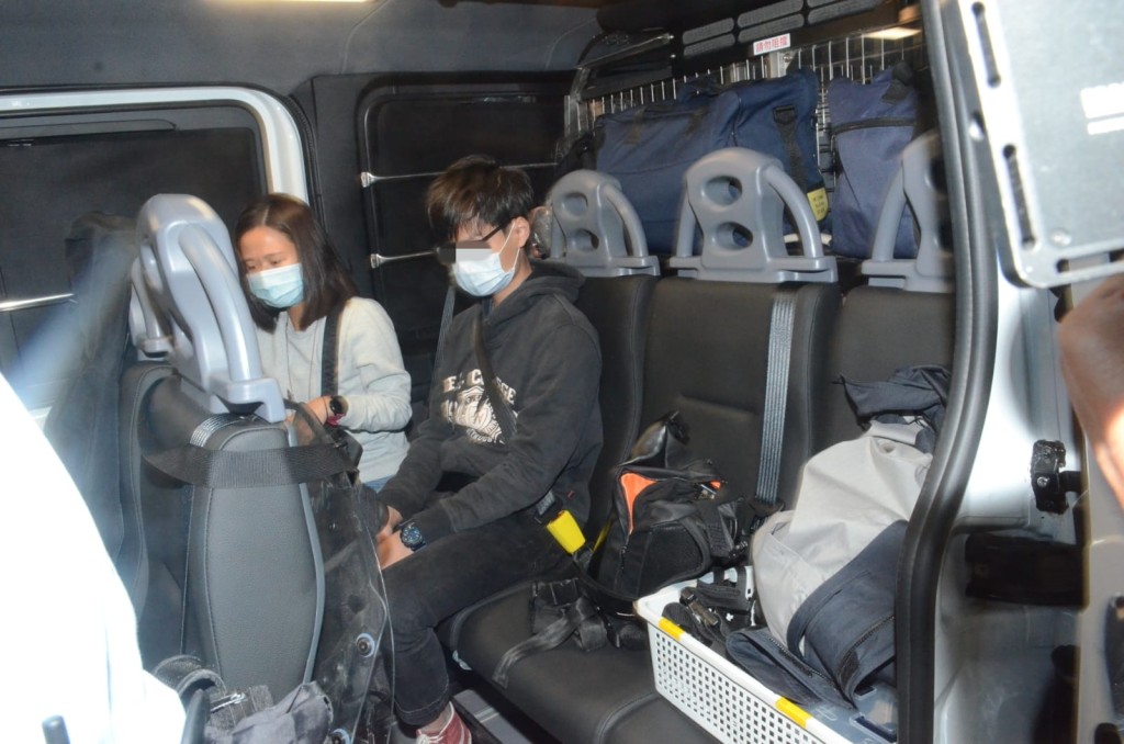 警方拘捕涉案青年。蔡楚輝攝