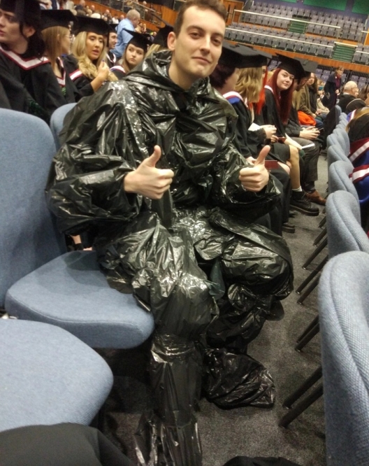 拉德福穿上黑色垃圾袋出席典礼。网图