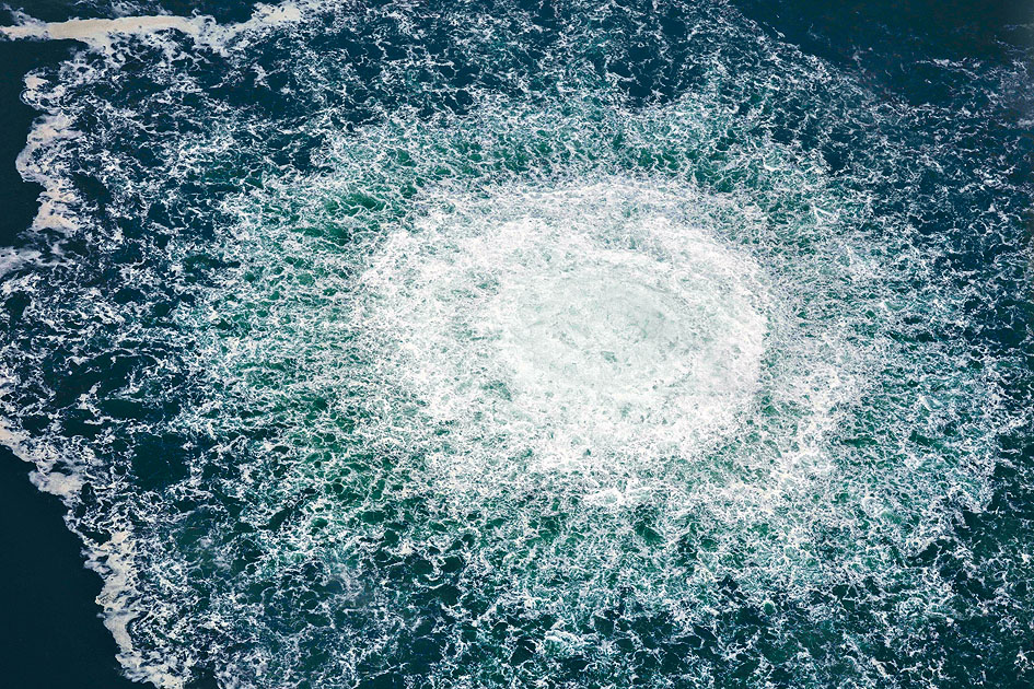 瑞典周三發布空中拍照顯示北溪一號管道漏氣。