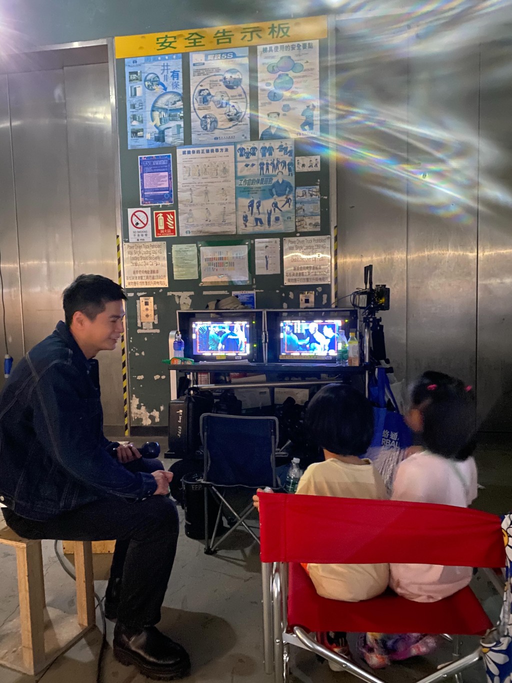 羅子溢在拍攝現場滿臉笑容與探班的子女互動,溫馨滿瀉。 羅子溢在拍攝現場滿臉笑容與探班的子女互動,溫馨滿瀉。