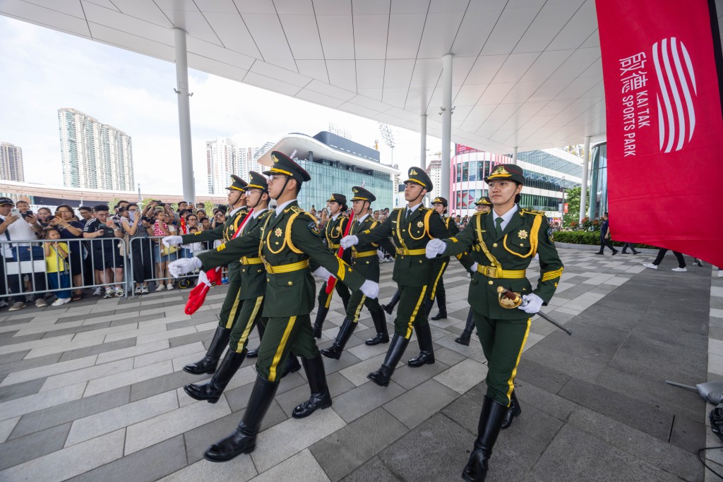 香港青少年軍總會儀仗隊在激昂的旋律中,以整齊劃一的步伐昂首挺胸進場,展現英姿颯爽的風采。 香港青少年軍總會儀仗隊在激昂的旋律中,以整齊劃一的步伐昂首挺胸進場,展現英姿颯爽的風采。