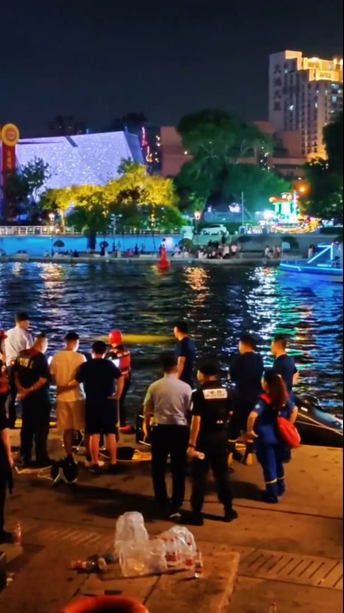 搜救人員在「天津之眼」旁河邊搜索落水母子。抖音
