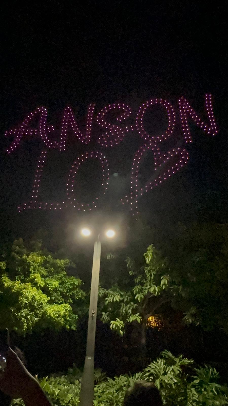 Anson Lo生日主题「SoaR」配合的相关图案，「ANSON LO」。