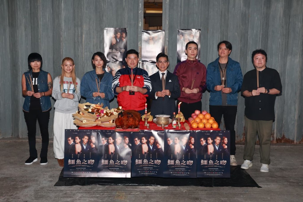 Gao與談善言、梁仲恆、袁富華、葉念琛等在演藝學院拜神,祈求明天舞台劇《鱷魚之吻》演出順利。 Gao與談善言、梁仲恆、袁富華、葉念琛等在演藝學院拜神,祈求明天舞台劇《鱷魚之吻》演出順利。