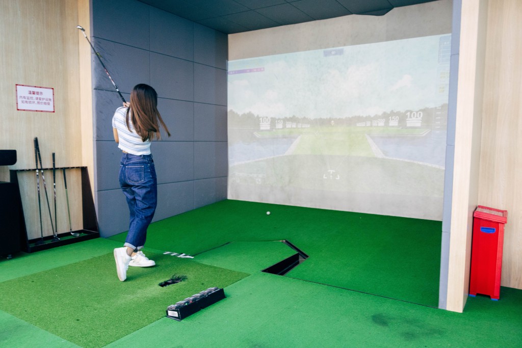 高爾夫球區設有練習機模擬真實場景，更可分析球速、方向等數據。