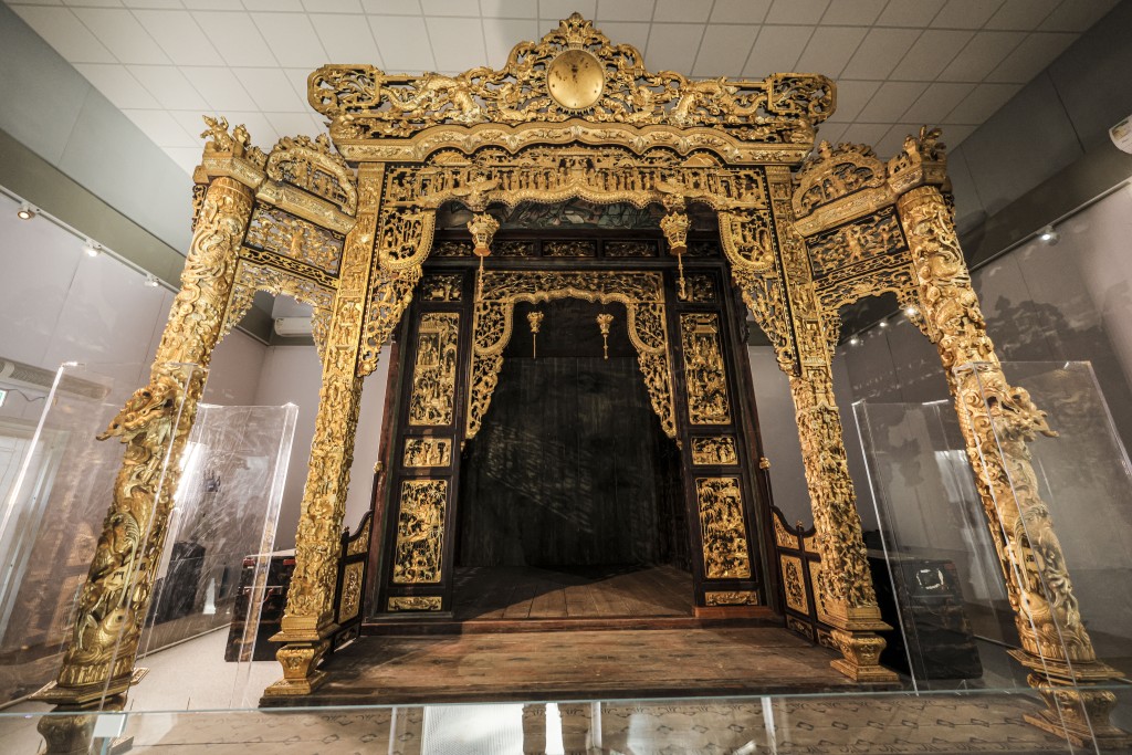 「同一屋簷下：嶺南傳統建築源流與藝術」展覽重點展品︰廣東民間工藝博物館的國家一級文物「番禺神樓」首次驚艷亮相香港。