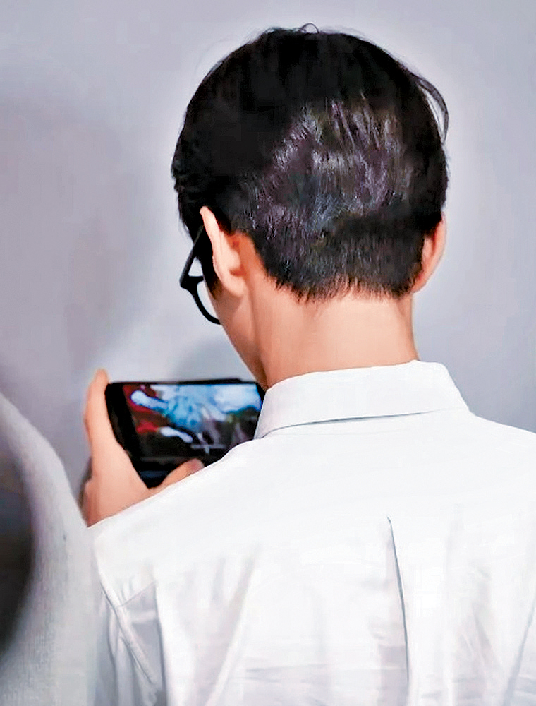 栽禧從內地搭機返韓途中，被拍到於內地機場睇《我英》動畫。