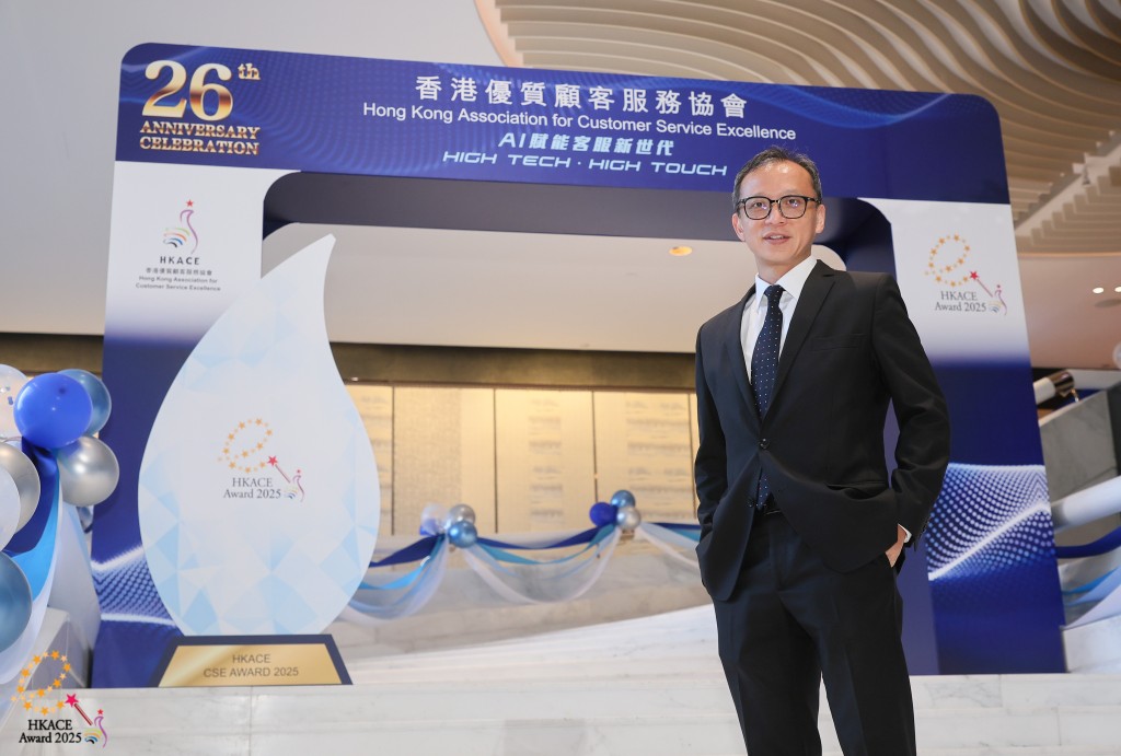 香港優質顧客服務協會主席蔡煒健致辭表示優質顧客服 務大獎2025參賽單位較上屆大幅增加40%，達220個，競爭 激烈，確定獎項的認受性高。