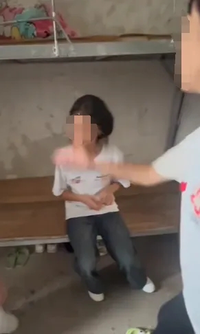 女生被欺凌者輪番掌摑。 女生被欺凌者輪番掌摑。