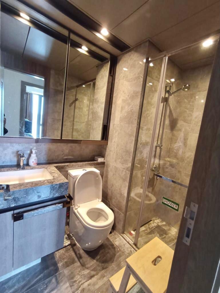 浴室設有鏡櫃，方便擺放洗漱用品。