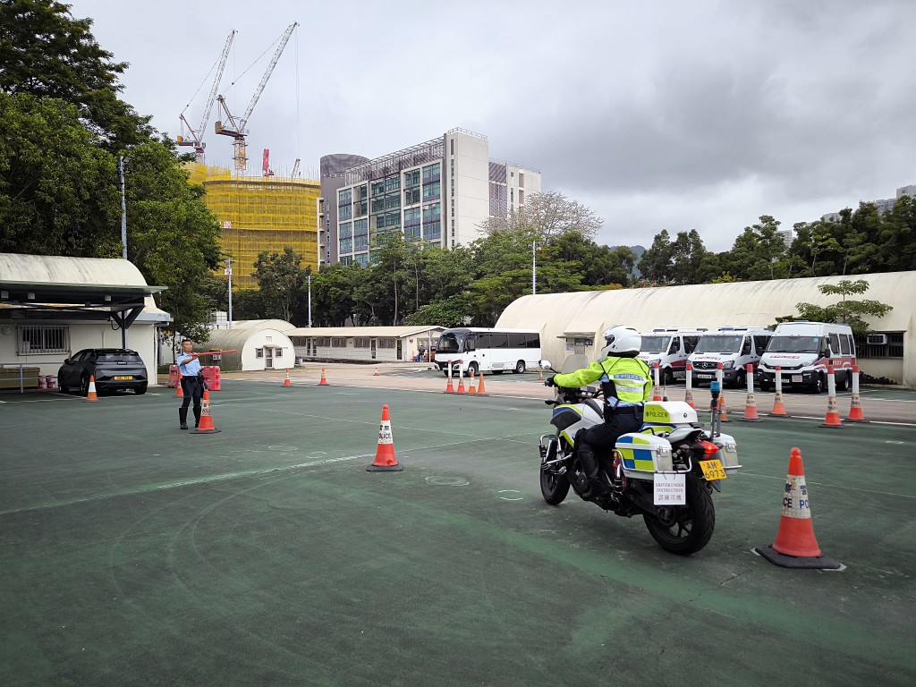 警長屈子慧(左)主要負責電單車的駕駛訓練。