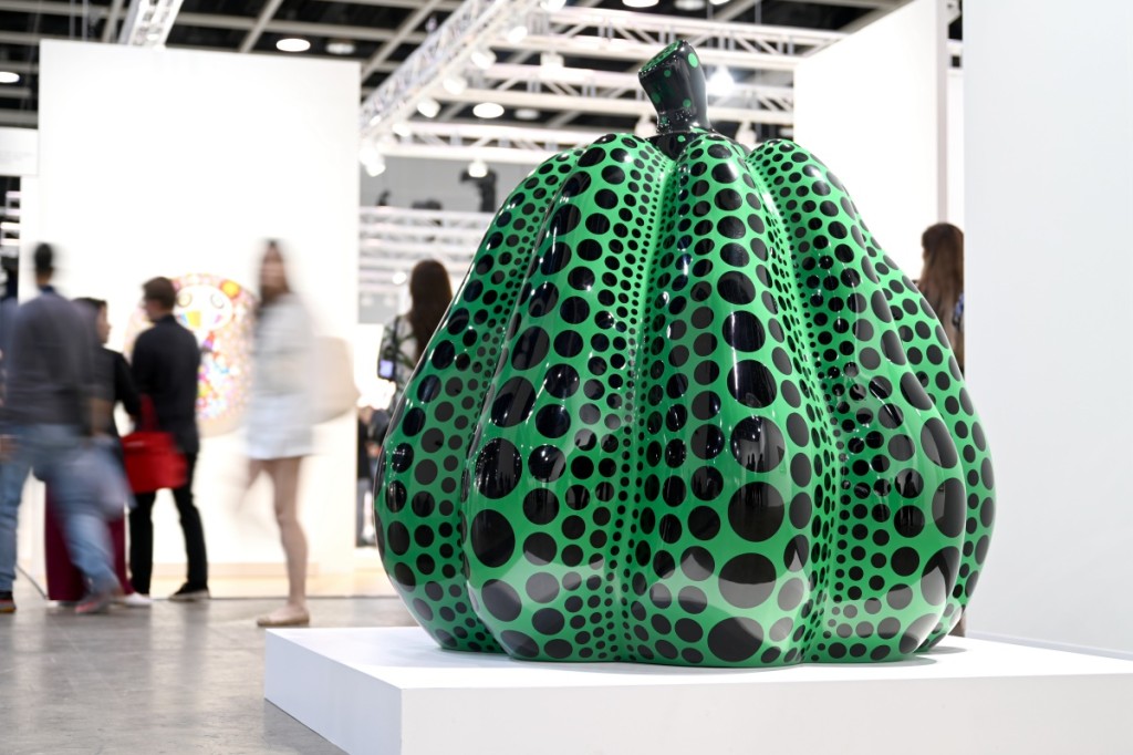 《Art Basel香港2023》現場便擺放了草間彌生標誌性的大南瓜雕塑品及多幅畫作