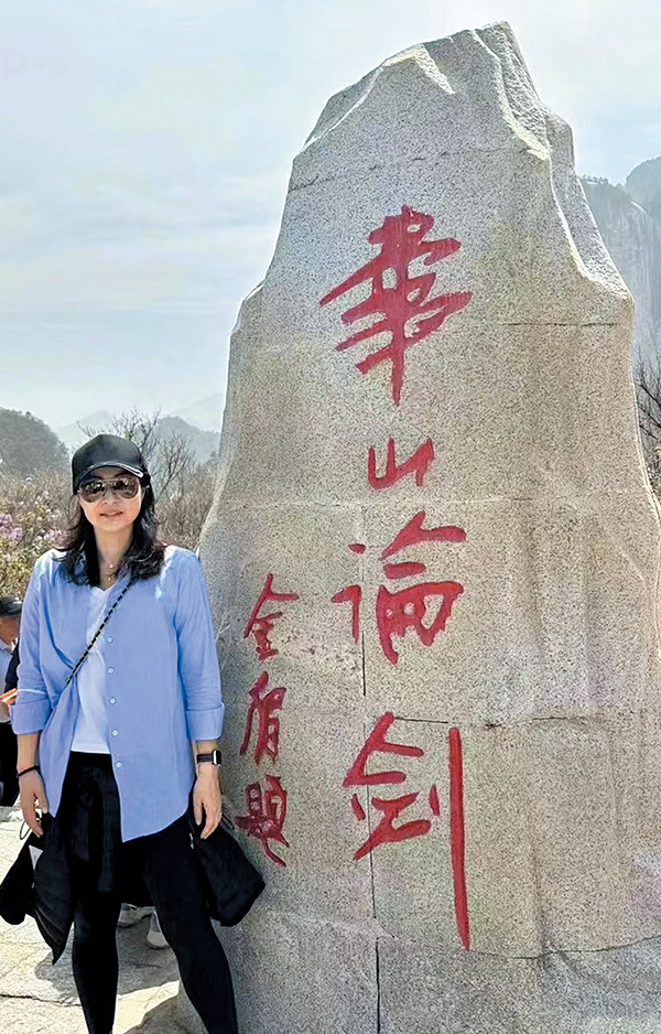 登上華山北峰見到金庸的「華山論劍」石碑，郭晶晶即刻啟動遊客mode打卡。