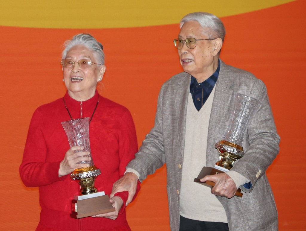 兩位傳奇游泳老前輩戚烈雲(右)及戴麗華(左)夫婦獲頒「終生貢獻獎」,二人年過八、九十歲,仍堅持游泳強身健體。徐嘉華攝 兩位傳奇游泳老前輩戚烈雲(右)及戴麗華(左)夫婦獲頒「終生貢獻獎」,二人年過八、九十歲,仍堅持游泳強身健體。徐嘉華攝